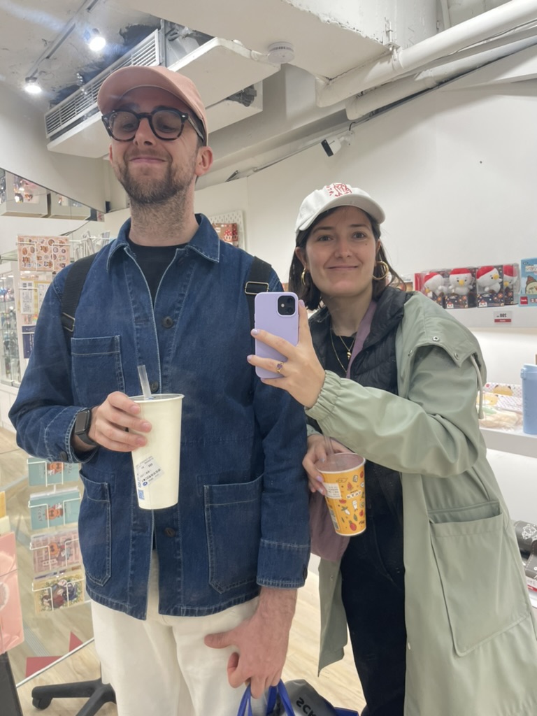Alexia et Hugo au bord d'un cratère fumant